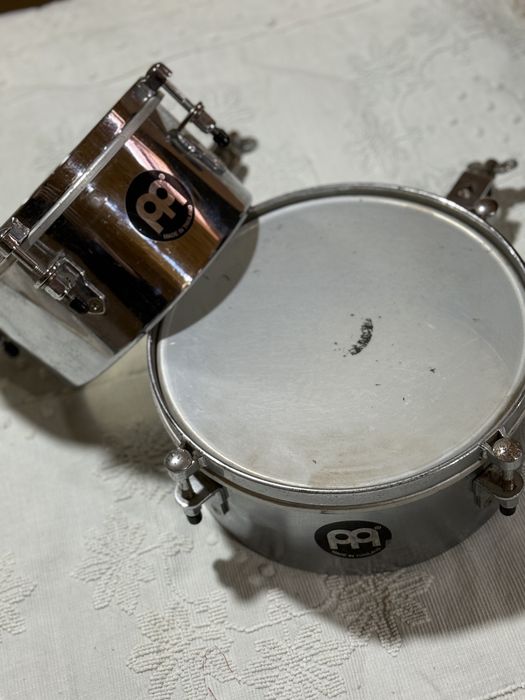 conjunto de instrumentos de precurçao congas