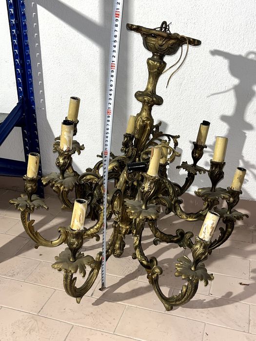 Lustre em bronze de grandes dimensões