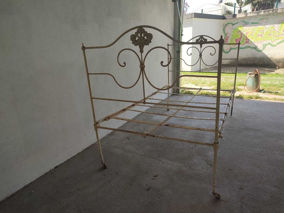 Cama antiga em ferro forjado