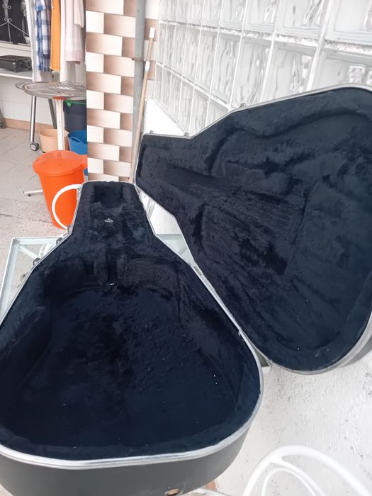 Case de guitarra danificada