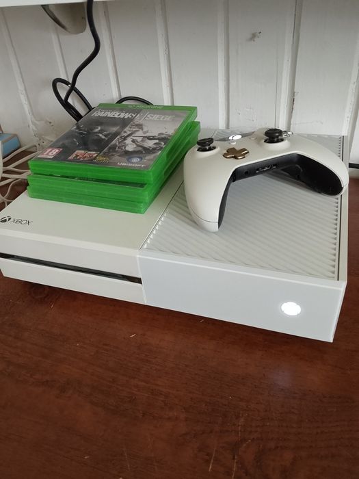 Xbox one + pad + 3 gry