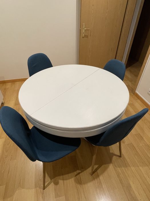 Mesa em madeira e cadeiras