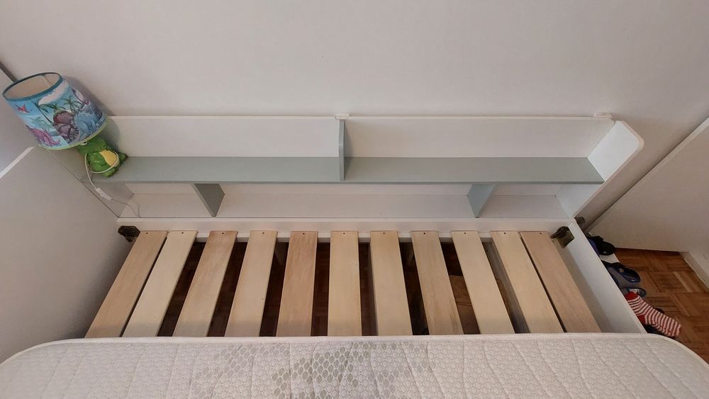 Cama de criança com gavetas e arrumação