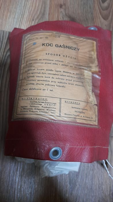 Koc gaśniczy i dwie czapki strażackie