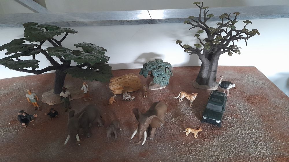 Diorama de savana africana com peças da Schleich