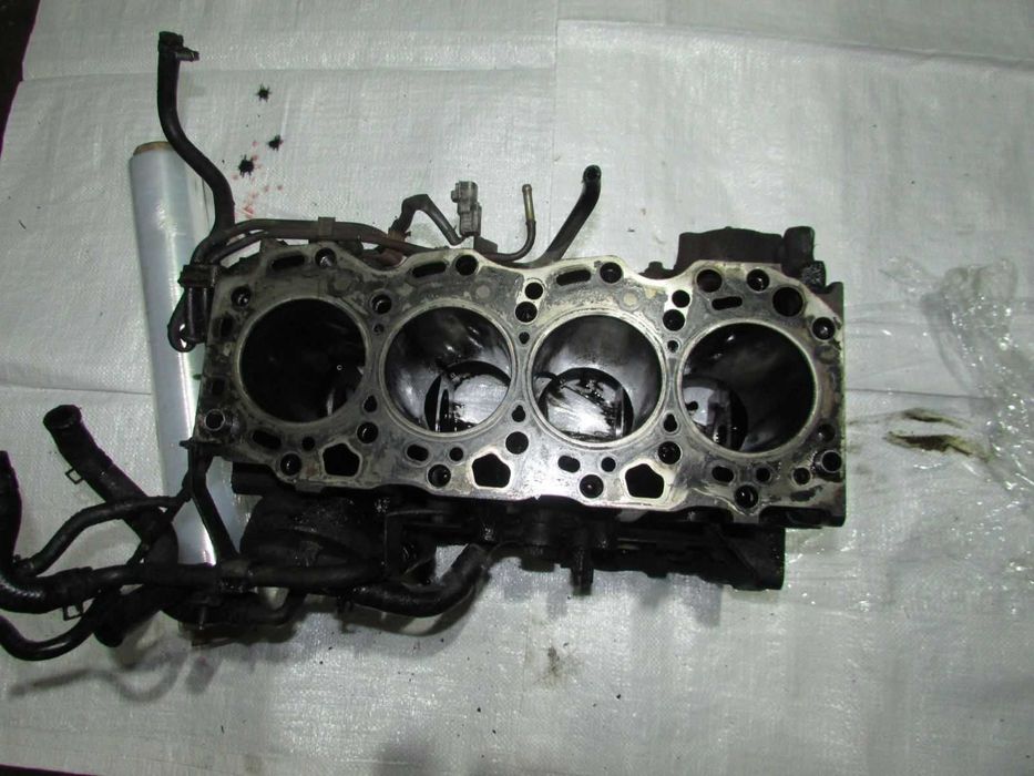 Блок двигуна Тойота Авенсіс т25 2.0 д4д Блок двигателя Toyota Avensis