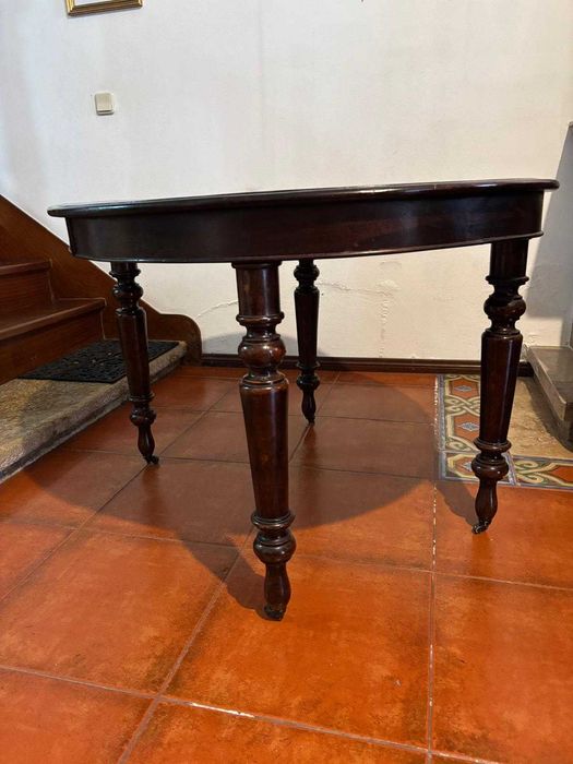 Mesa de Jantar Oval madeira escura