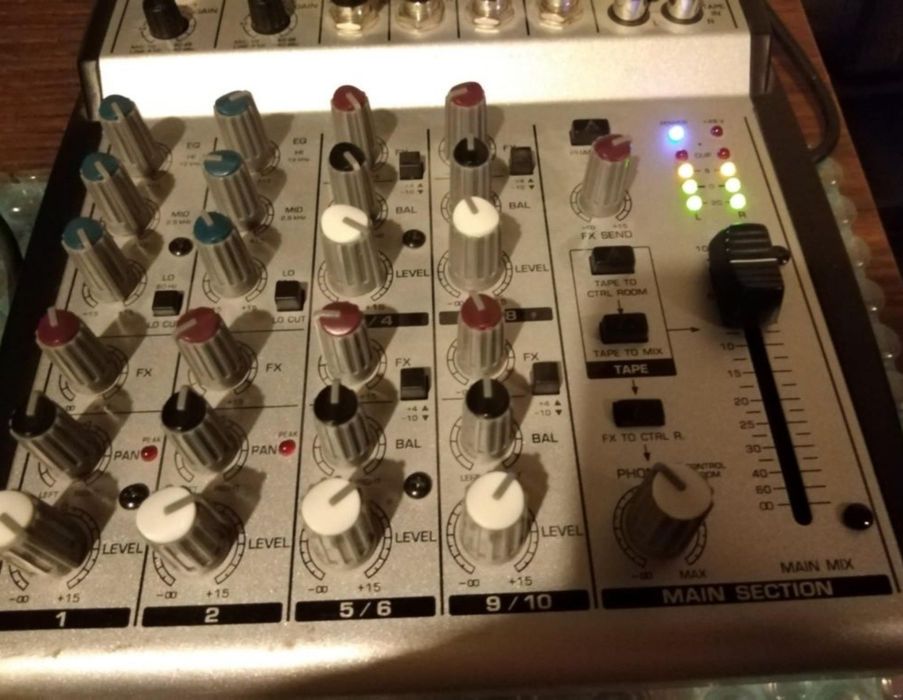 Mesa de mistura Behringer mod UB 1002