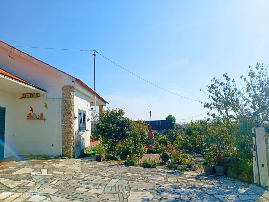 Moradia T4 com aproximadamente 1000m2 de terreno