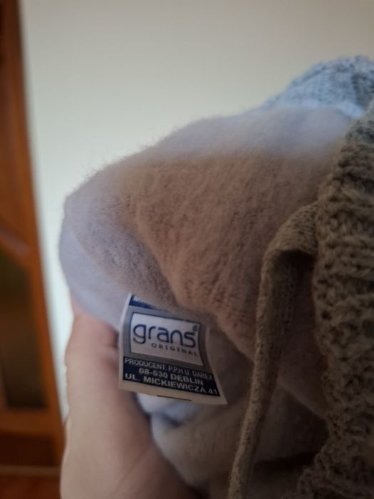 Шапки сіра, та біла з шарфіком