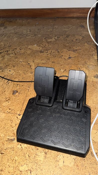 Volante + pedais THRUSTMASTER (ps4/ps5/pc)