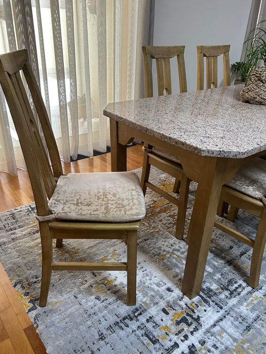 Mesa jantar e conjunto de cadeiras