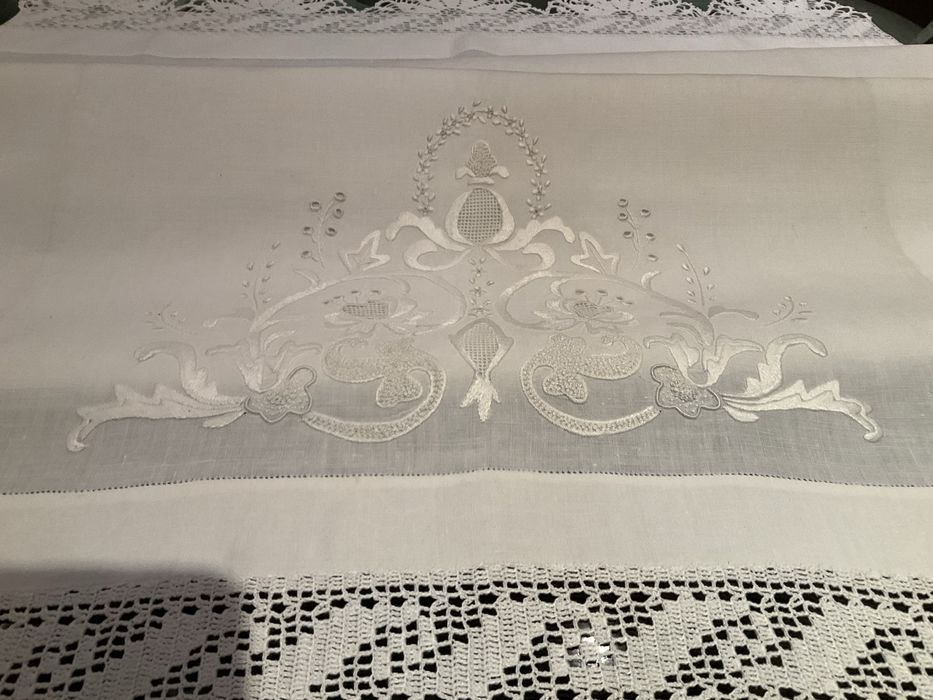 Toalha de mãos em linho puro bordada à mão,com renda nas duas pontas