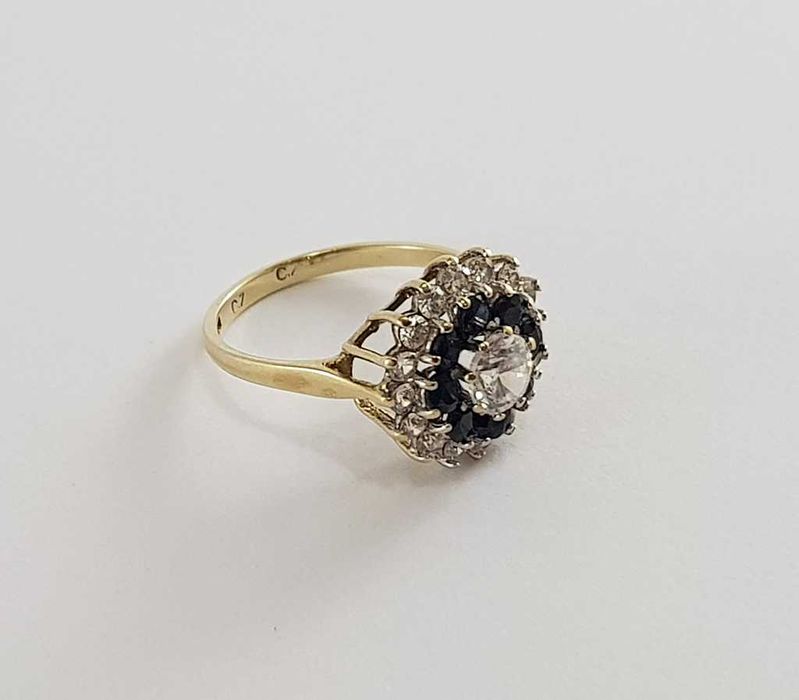 Złoty pierścionek w typie Cartier z szafirami 0,60 ct oraz cyrkoniami