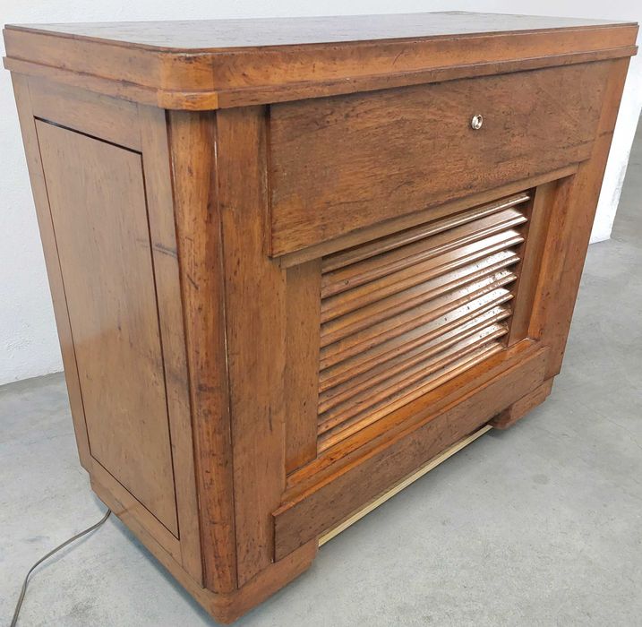 Móvel com rádio e gira discos EIA