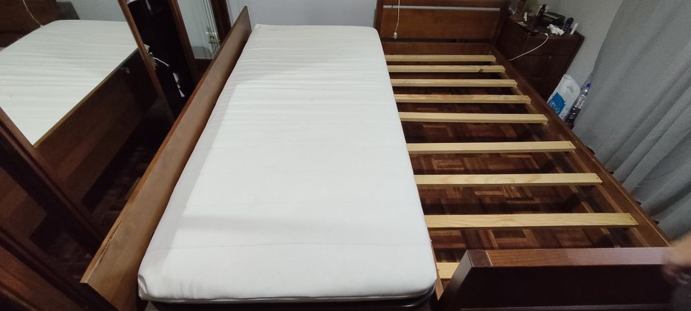 2  Camas de solteiro pinho maciço com colchões