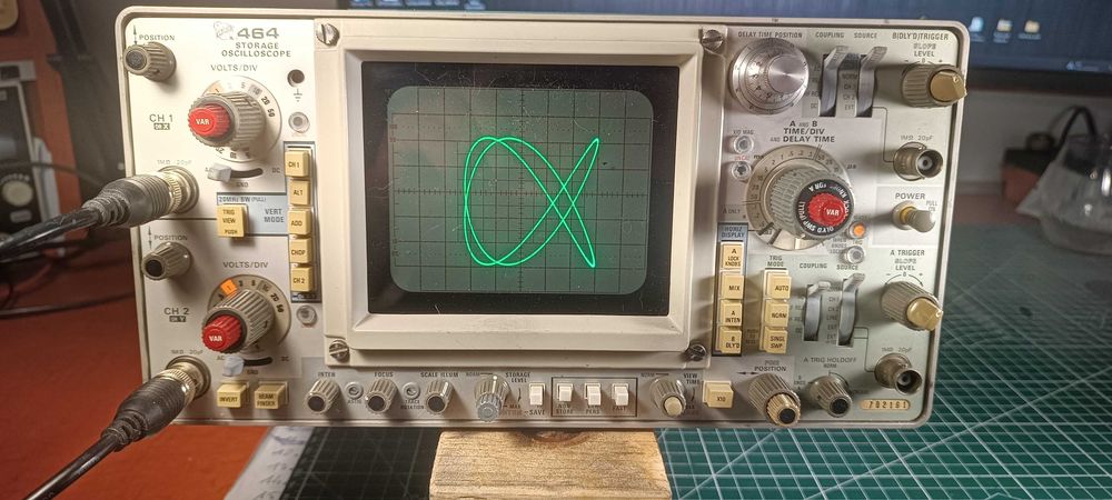 Legendarny Oscyloskop Tektronix 464 – 100 MHz, 2 Kanały, Pamięć CRT (Storage)