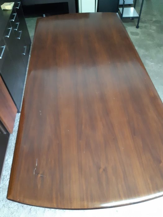 Mesa de reuniao em madeira e ferro