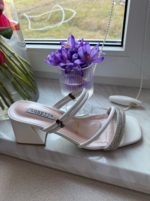 Босоніжки з дуже зручним каблуком