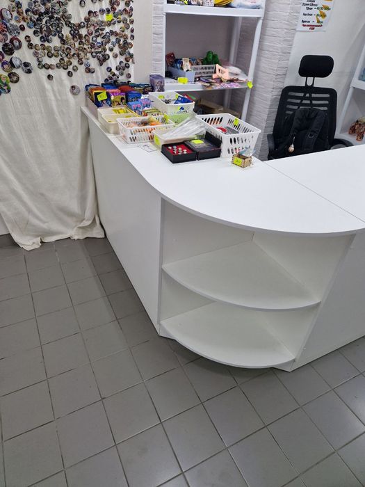 Терміново по ліквідації магазину продаються стелажі торгові,полиці