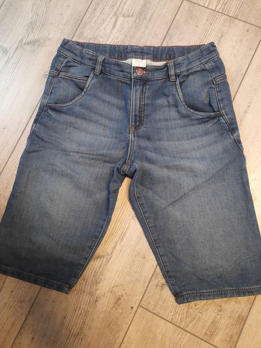 Sprzedam używane krótkie spodenki dla chłopca.