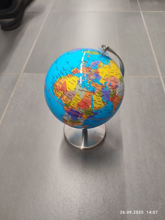 Nowy globus na metalowej nóżce