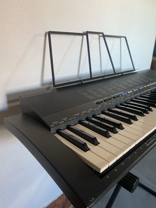 Teclado eletrónico com suporte