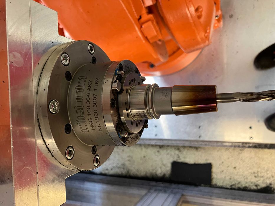 Robot Frezujący ABB IRB 4400 16R cela,wyciąg,stół 360,magazyn narzędz