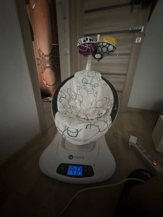 загойдуючий центр mamaRoo