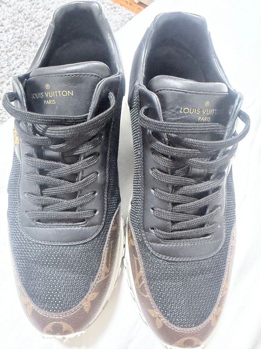 Louis Vuitton modelo da linha Run Away Sneaker.