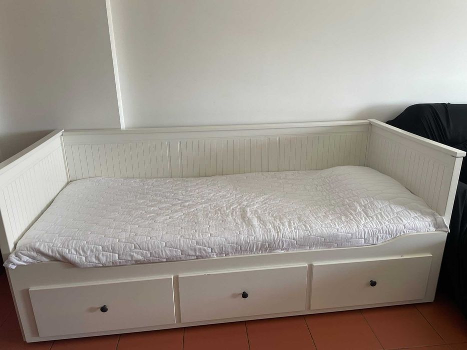 Sofá cama com três gavetas