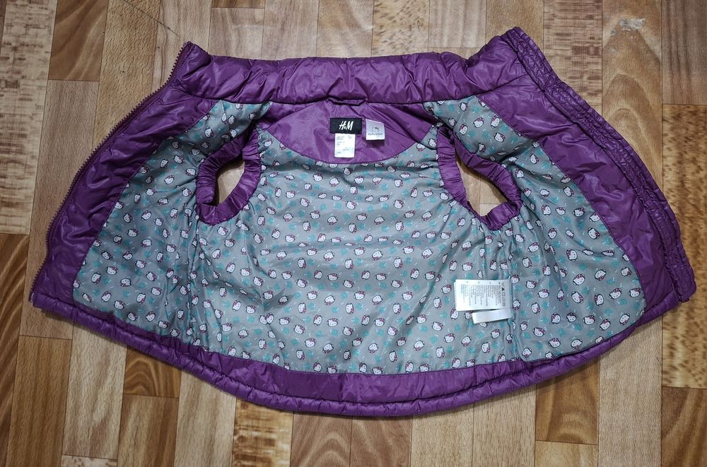 Зимова жилетка H&M Hello Kitty 98 розмір 2-3 роки фіолетова з нашивкою