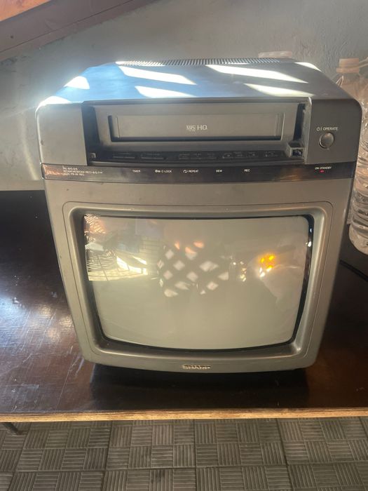 Відеодвойка Sharp VT-1480B — це старий кінескопний телевізор з вбудованим відеомагнітофоном.