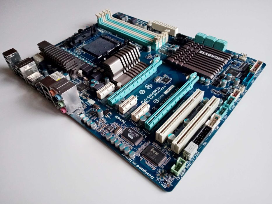 GIGABYTE GA-970A-UD3, socket AM3+, PCIe 2.0, DDR3, USB 3.0, IEEE 1394