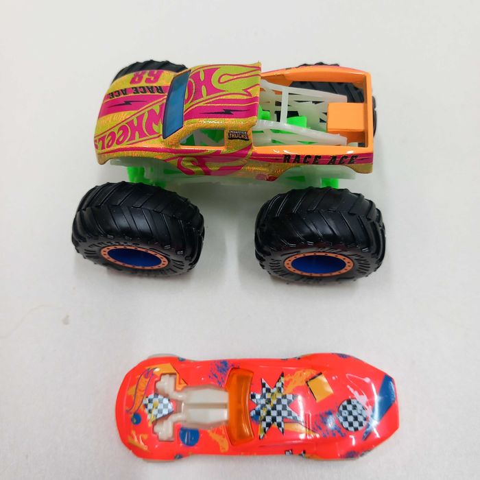 Hot Wheels Monster Trucks Epicka pętla świecąca w ciemnościach HBN02