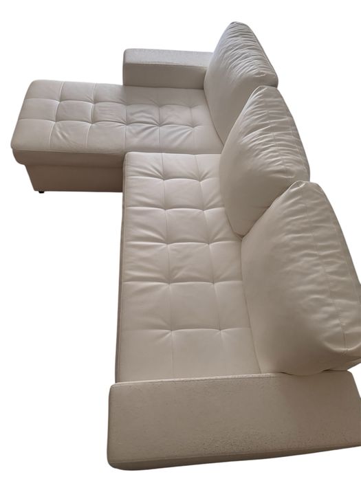 Sofá cama chaise long em pele branca
