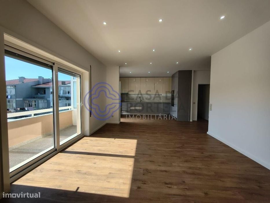 Apartamento T3 Águas Santas, primeiro piso, 3 frentes, garagem.