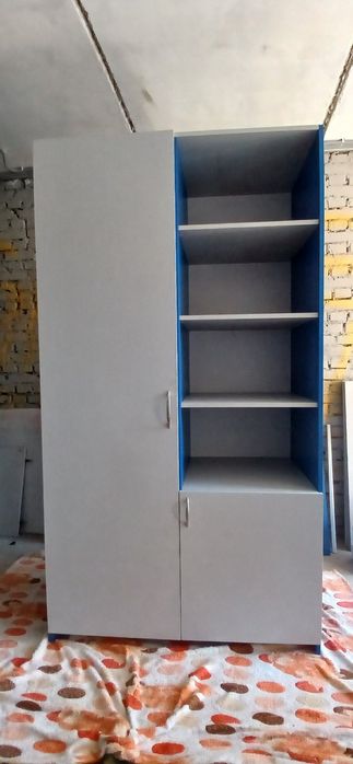 Продам 3 офісних стола і шкаф