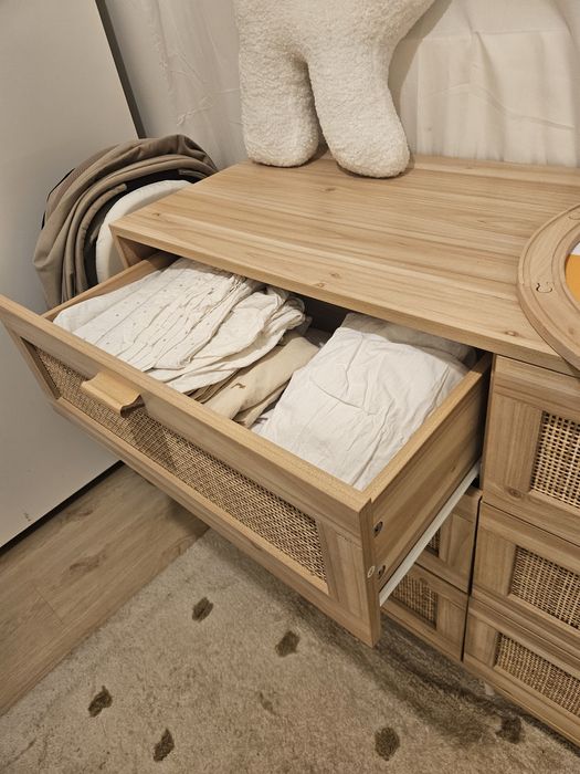 Cómoda madeira pinho e rattan