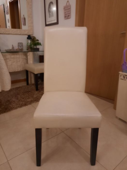 Cadeiras em napa bege