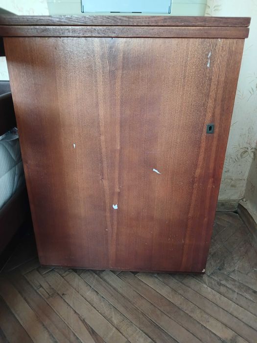 Продам ножну швейну машинку б/в