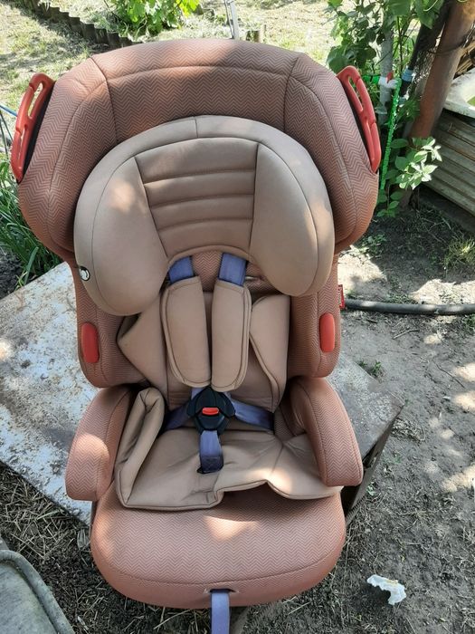 Автомобільне дитяче крісло
