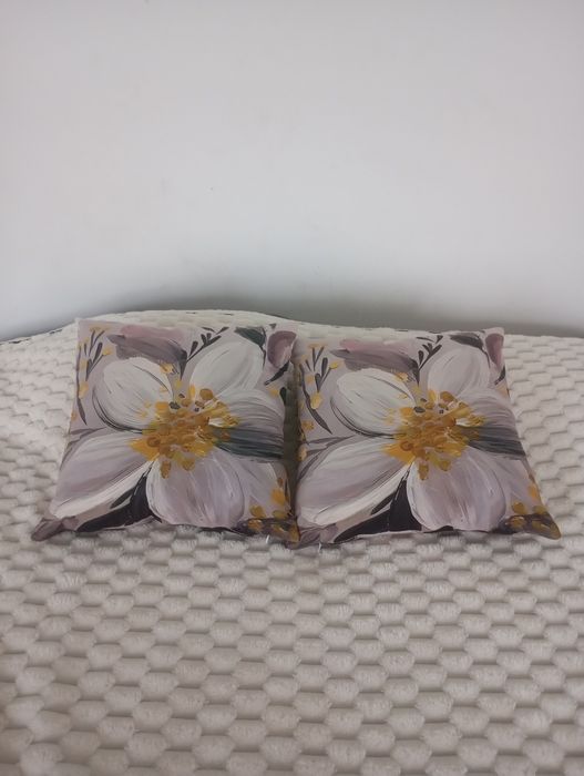 Duas almofadas estampada com flor. 40*40 cm