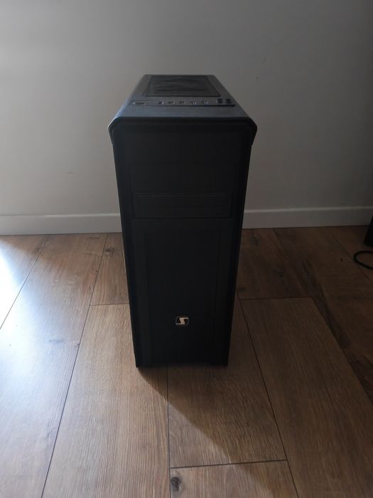 Monitor i komputer na sprzedaż idealny do gier i pracy