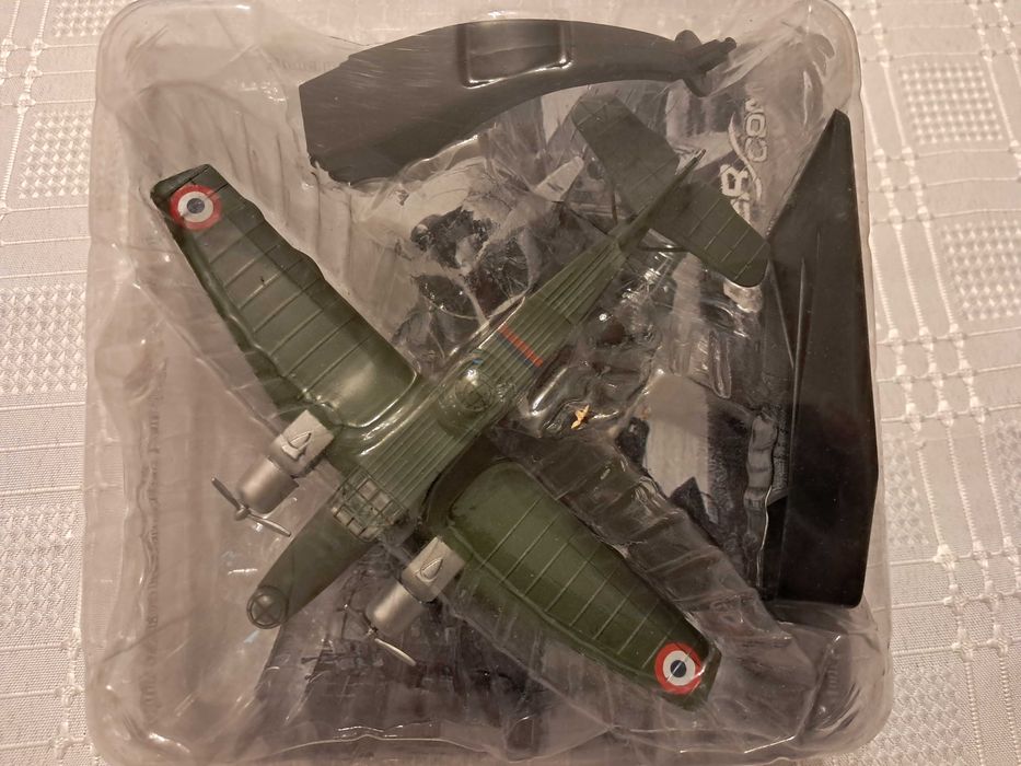 8 samolotów i śmigłowców diecast firmy AmerCom