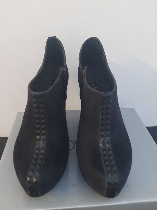 Botins em camurça com cunha 36