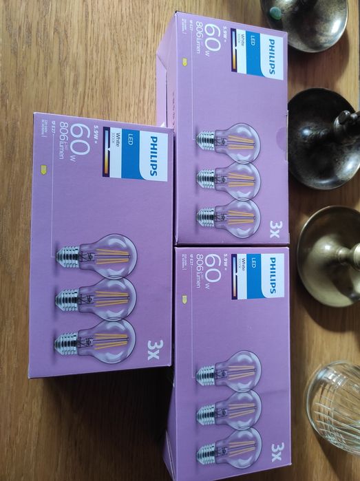 Trzy żarówki Philips LED