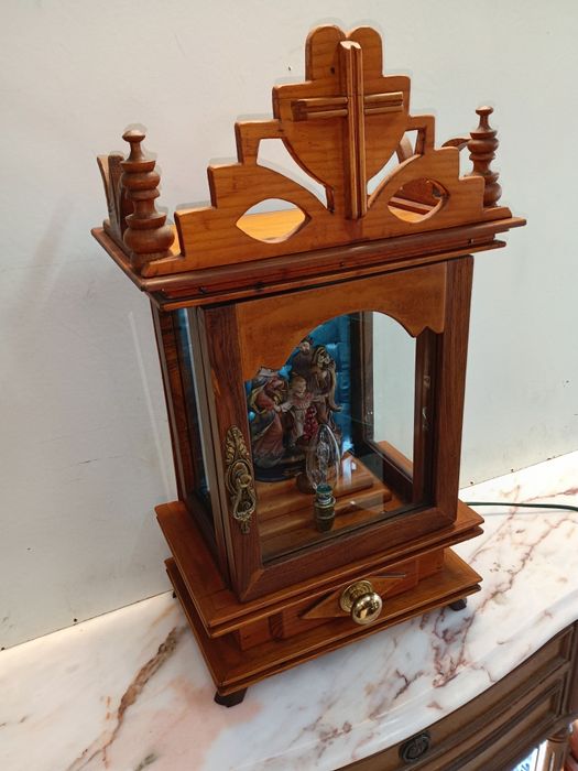 Belíssimo oratório feito artesanalmente em madeira castanho com imagem