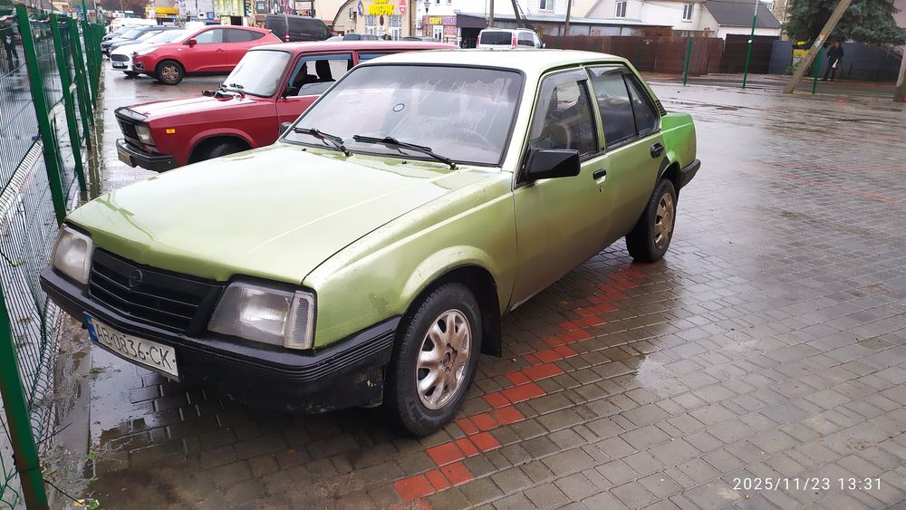 Опель аскона 1985 року