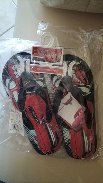 Chinelos e boné MC Queen